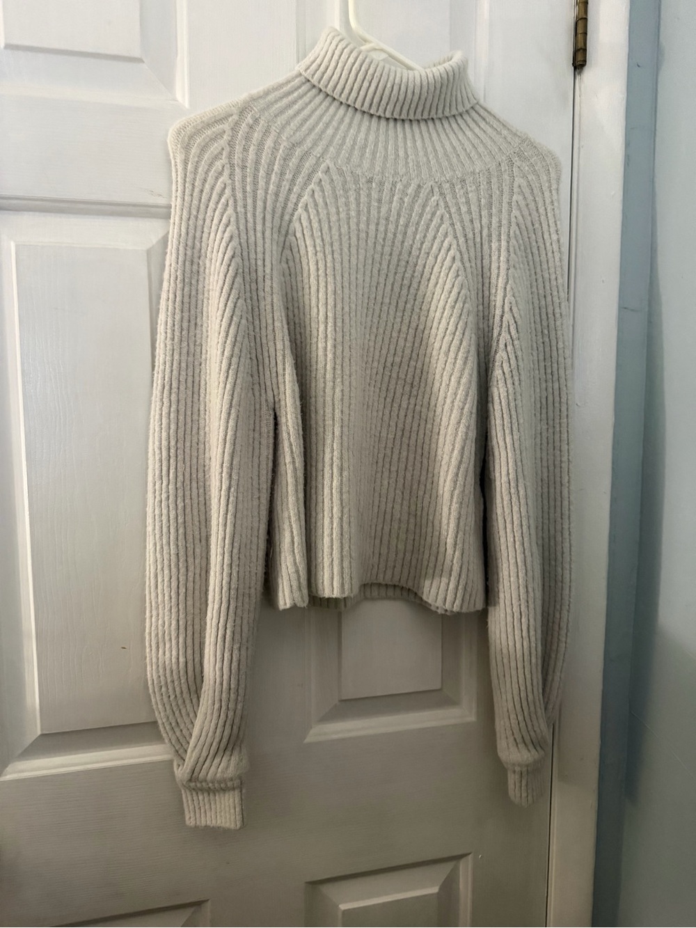 Missguided Tall Women’s US 6/8 Cream Ribbed Turtleneck Sweater